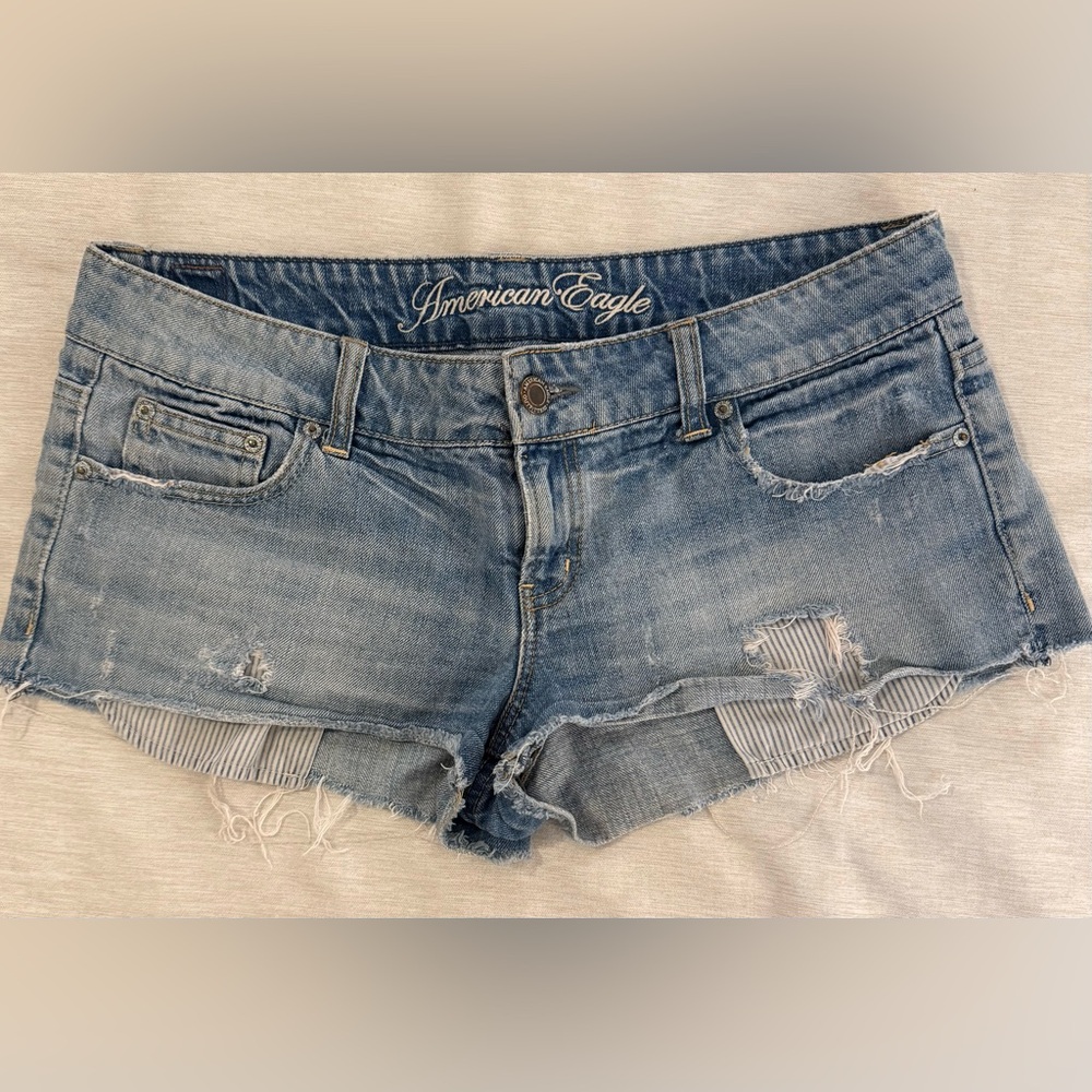 American Eagle Light Wash Distressed Denim Shorts Women’s Size 10 Low Rise Y2K
